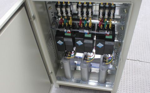 如何快速識別電容器組中有故障的低壓電容器？